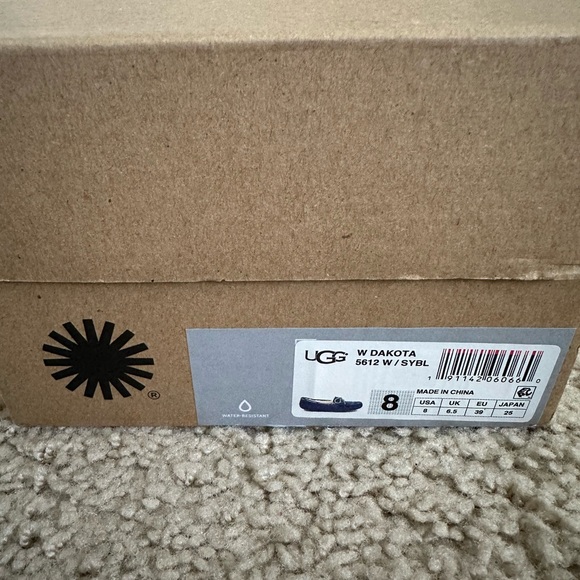 UGG Australia Dakota Moccasins - Picture 2 of 9